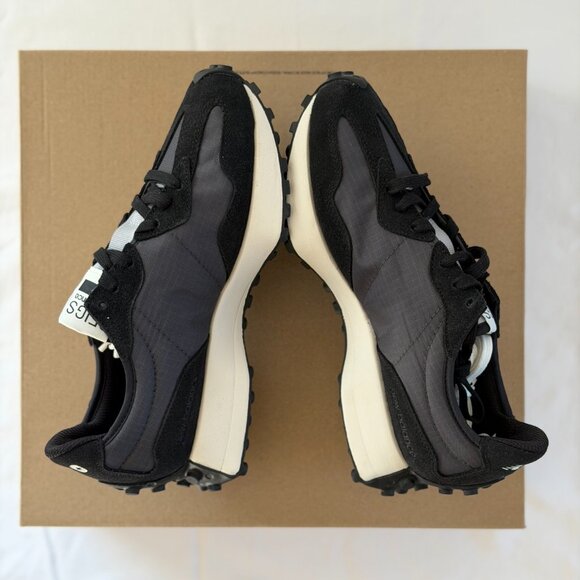 Figs New Balance 327 in Black, Size 8 - Picture 9 of 11